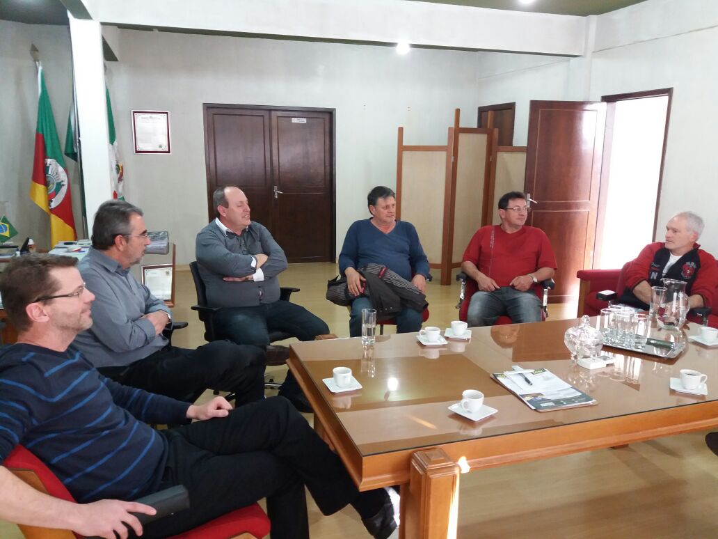 Ir para  <p>O Deputado Federal Henrique Fontana5, do PT, visitou sete munic&iacute;pios da regi&atilde;o do Alto Uruguai, incluindo o munic&iacute;pio de Gaurama, onde se encontrou com o prefeito Leandro, o vice-prefeito Elias,...